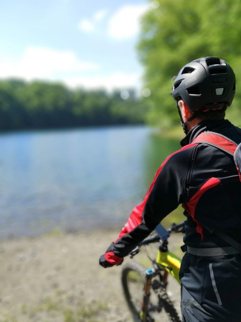 Radfahren Plauer See, Fahrradfahren beim Betrachten des Sees